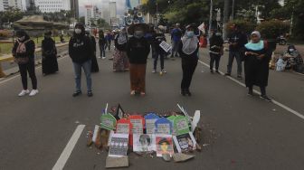 Sejumlah massa melakukan aksi unjuk rasa di kawasan Patung Kuda Arjuna Wiwaha, Jakarta, Kamis (10/12/2020). [Suara.com/Angga Budhiyanto]