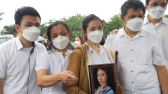 Kesaksian Kembaran di Makam Melisha Indonesian Idol