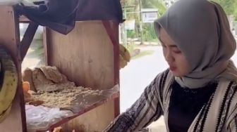 Tampil Modis dan Punya Senyum Manis, Penjual Gorengan Cantik Ini Viral