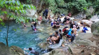 Lepaskan Stres dengan Pemandangan Air Terjun Hijau di Curug Baliung Bogor