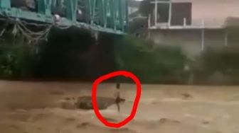 Bocah Santuy Terjun ke Sungai Arus Deras, Netizen: Nantang Malaikat Maut!