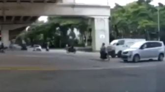 Viral Video Pemotor Beraksi Bak Pesilat Usai Tertabrak Mobil, Publik Heran