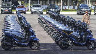 Sejumlah kendaraan bermotor terparkir saat penyerahan bantuan hibah kendaraan di Halaman Pendopo, Kabupaten Ciamis, Jawa Barat, Kamis (10/12/2020).  [ANTARA FOTO/Adeng Bustomi]
