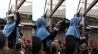 Viral Emak-emak Heboh Nonton Penghitungan Suara, Publik: Kayak Nonton Bola