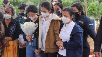 Tangis haru saudara kembar Melisha, Melitha Sidabutar dan sang ibu saat pemakaman Penyanyi Melisha Priscilla Sidabutar atau Melisha Idol di TPU Padurenan, Bekasi, Jawa Barat, Kamis (10/12). [Suara.com/Alfian Winanto] 