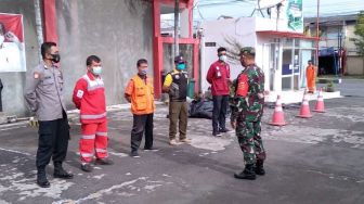 Babinsa Koramil 01 Cilacap Ikut Bertugas di Posko Isolasi Terkendali OTG