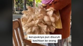 Bocah Umur 3 Tahun Borong Kerupuk Kakek-kakek, Alasannya Bikin Salut