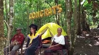 Viral! Susah Sinyal, Mahasiswi Flores Timur Harus Wisuda di Tengah Hutan