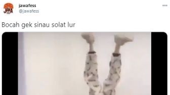 Awalnya Salat, Gaya Sujud Bocah Laki-Laki Ini Bikin Kaget Sekaligus Ngakak