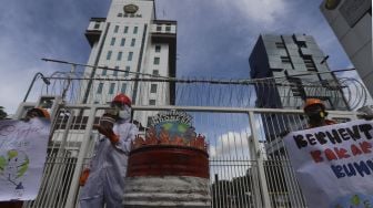 Aktivis Wahana Lingkungan Hidup Indonesia (Walhi) menggelar aksi di depan gedung Kementerian Energi dan Sumber Daya Mineral Republik Indonesia, Jakarta, Jumat (11/12/2020). [Suara.com/Angga Budhiyanto]