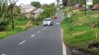 Viral Video Mobil Jalan Zigzag Tuai Kecaman, Endingnya Apes