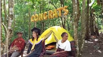 Keren! Tak Ada Sinyal di Rumah, Mahasiswi Flores Ini Wisuda Online di Hutan