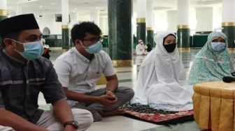 Juandra Ofriyanto Teteskan Air Mata saat Bersyahadat di Masjid An-Nur