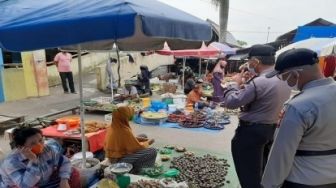 Polsek Rumbai Pesisir Beri Teguran Pengendara Tak Bermasker