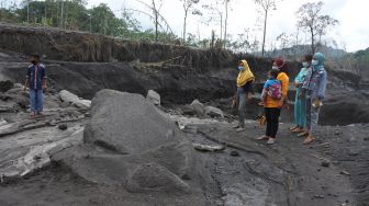 Warga Kunjungi Bekas Erupsi Gunung Semeru