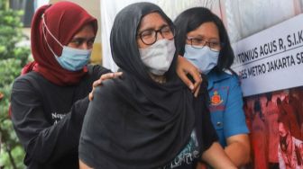 Polres Metro Jakarta Selatan melakukan konfrensi pers terkait penangkapan artis Iyut Bing Slamet dalam kasus narkoba, Sabtu (5/12/2020). Iyut Bing Slamet ditangkap di kediamannya di kawasan Johar Baru, Jakarta Pusat pada Kamis (3/12/2020) malam. Dalam penangkapan itu, polisi menemukan barang bukti berupa alat isap, korep gas, dan plastik bekas tempat sabu. [Suara.com/Alfian Winanto]