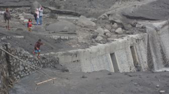 Warga melihat langsung aliran lahar dingin Gunung Semeru di Desa Supiturang, Pronojiwo, Lumajang, Jawa Timur, Sabtu (12/12/2020). ANTARA FOTO/Seno