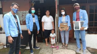 Cegah Korban Covid-19 Bertambah, Mahasiswa Nusa Mandiri Bagikan Masker