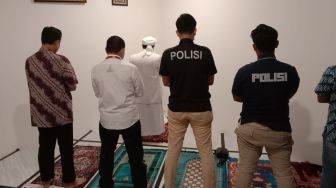 Habib Rizieq Jadi Imam Salat Penyidik Polda Metro Jaya