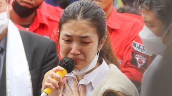 Jenazah penyanyi Melisha Pricillia Sidabutar atau Melisha Indonesian Idol dimakamkan di Tempat Pemakaman Umum (TPU) Pedurenan, Bantar Gebang Setu, Kota Bekasi, Kamis (10/12/2020) siang. [Suara.com/Alfian Winanto]
