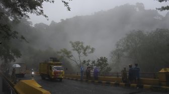 Warga melihat lahar dingin Gunung Semeru di Jembatan Piket Nol, Candipuro, Lumajang, Jawa Timur, Sabtu (12/12/2020). [ANTARA FOTO/Seno]