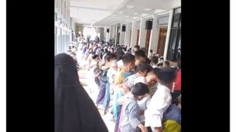 Berebut Nasi Kotak Setelah Salat Jumat, Aksi Sekelompok Bocah Bikin Ngakak