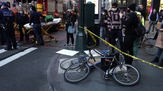 Pengemudi Perempuan Tabrak Demonstran di New York