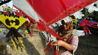Layangan Tradisional Buatan Ibu Rumah Tangga