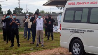 Keluarga dan kerabat menshalatkan jenazah ketua KPU Kota Tangerang Selatan almarhum Bambang Dwitoro sebelum dimakamkan di TPU khusus COVID-19 Jombang, Tangerang Selatan, Banten, Sabtu (12/12/2020). [ANTARA FOTO/Muhammad Iqbal]

