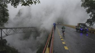 Warga melihat lahar dingin Gunung Semeru di Jembatan Piket Nol, Candipuro, Lumajang, Jawa Timur, Sabtu (12/12/2020). [ANTARA FOTO/Seno]