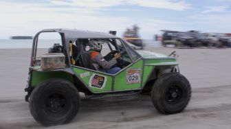 Peserta menjajal arena pantai saat digelarnya Extreme Offroad di Pantai Gandoriah, Pariaman, Sumatera Barat, Minggu (13/12/2020). [ANTARA FOTO/Iggoy el Fitra]