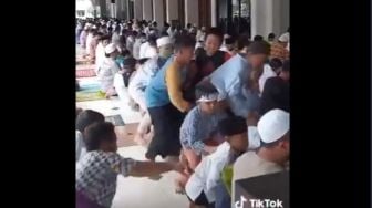 Bar-bar! Video Anak-anak Jumatan, Habis Salam Langsung Rebutan Makanan