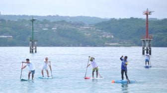 Peserta mengendalikan papan 'Stand Up Paddle' saat mengikuti kegiatan 'Stand Up for Bali' di kawasan Pantai Kelan, Badung, Bali, Minggu (13/12/2020). [ANTARA FOTO/Fikri Yusuf]