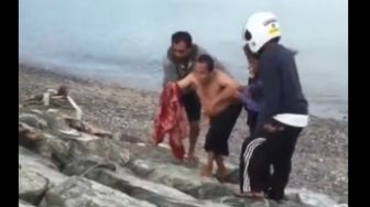 Diterkam Buaya saat Berenang di Laut, Tangan Ateng Nyaris Putus