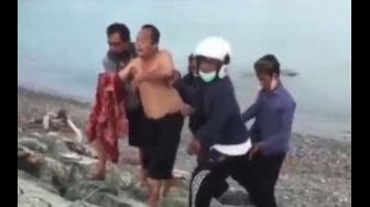 Detik-detik Pria Diterkam Buaya di Pantai Palu, Tangan Nyaris Putus