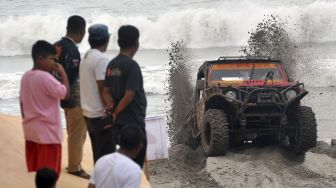 Mobil Terjebak Lumpur? Jangan Panik! Ini Trik Jitu Mengatasinya