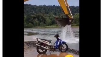 Aksi Cuci Motor Pakai Ekskavator, Publik: Dosa Mantan di Jok Pasti Hilang