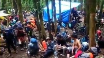 Viral Penampakan Gunung Ramai Dipenuhi Pendaki, Publik: Kayak Pasar Kaget