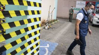 Gubernur Jawa Barat Ridwan Kamil berjalan keluar gedung seusai menjalani pemeriksaan kesehatan di Puskesmas Garuda, Kecamatan Andir, Bandung, Jawa Barat, Senin (14/12/2020). [ANTARA FOTO/M Agung Rajasa]