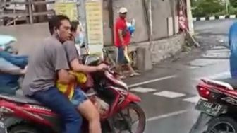 Dasar Mesum! Sejoli 'Grepe-grepe' Payudara di Motor saat di Lampu Merah