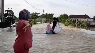 Banjir, Bocah Perempuan di Gresik Hilang Terseret Arus Luapan Kali Lamong