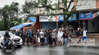 Terobos Hujan, Ratusan Anggota FPI Cianjur Menyerahkan Diri ke Polisi