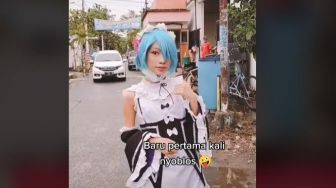 Baru Pertama Nyoblos, Gadis Ini ke TPS dengan Kostum Anime