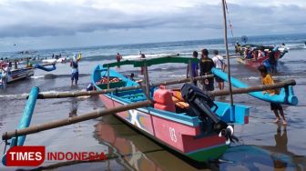 Suka Duka Menjadi Jasa Ojek Perahu di Pangandaran