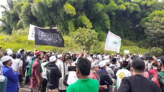 Demo Pencinta Habib Rizieq di Polres Tangsel Dibubarkan Paksa Polisi