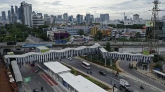 Foto udara sejumlah kendaraan melintas di kawasan Simpang Lima Senen, Jakarta, Selasa (15/12/2020). [Suara.com/Angga Budhiyanto]