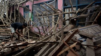 Ruang Sekolah di Garut Ambruk Diterjang Hujan