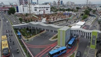 Foto udara sejumlah kendaraan melintas di kawasan Simpang Lima Senen, Jakarta, Selasa (15/12/2020). [Suara.com/Angga Budhiyanto]