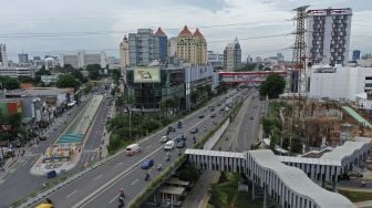 Foto udara sejumlah kendaraan melintas di kawasan Simpang Lima Senen, Jakarta, Selasa (15/12/2020). [Suara.com/Angga Budhiyanto]