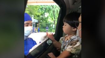 Viral Bocah Menggemaskan Rapid Test di Mobil, Ditonton Hingga 13 Juta Kali